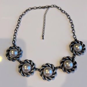 Chunky statement necklace with faux pearls 💥 Free with purchase